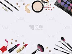 俯视图各种化妆配件装饰化妆品产品。工作场所，化妆品，口红，指甲油，睫毛膏，粉饼和蓝色背景的眼影。