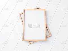白色地板上有两个木制的海报框架模型_5160389360