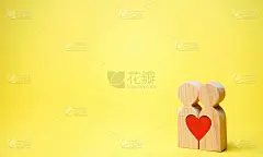 一对相爱的情侣，他们之间有一颗心。两个人之间的爱情和同情的概念。遇见生命中所有的爱。人类的幸福。约会