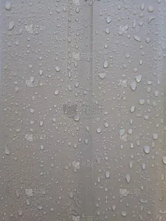 滴在灰色金属表面。雨后的纹理和结构。生态。垂直图