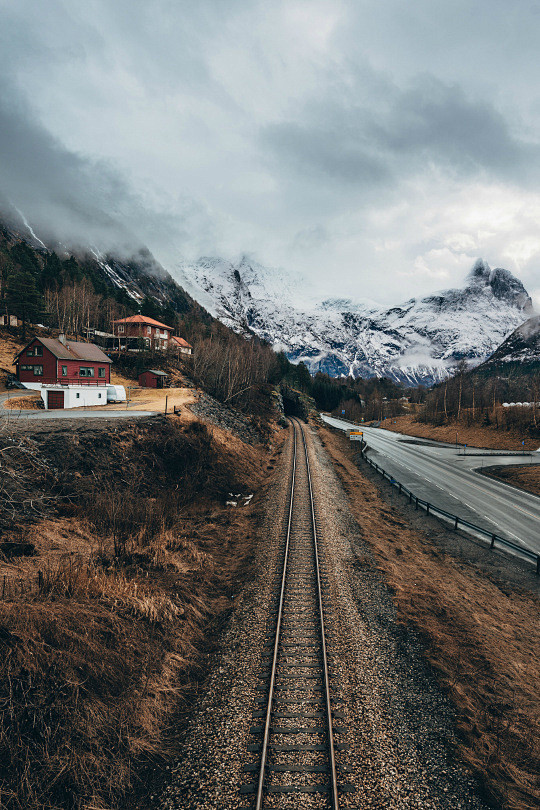 在路上》 | 图: 67676767merlin kafka 67676767意境