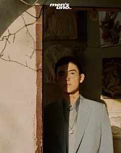 #风度封面人物# @陈飞宇Arthur 登上《风度men's uno》3月号杂志封面，在巴黎享受午后阳光带来的闲暇时光，思考自己一直想做的事。即将20岁的他，已经慢慢习惯用大人的思维方式去工作、去思考、去雕刻属于他的精彩人生。#陈飞宇雕塑封面#
摄影/@JumboTsui 形象/@evanfeng ​​​化妆、发型/ ​​​​...展开全文c