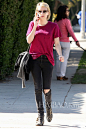 当地时间2月24日，艾玛·罗伯茨 (Emma Roberts) 身穿破洞牛仔裤在贝弗利山庄边打电话边出街。