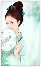 君不见，流年如影月如纱
君不见，情愫如茶烟如画
轻掬一捧明月
　　
便可照耀整个繁华