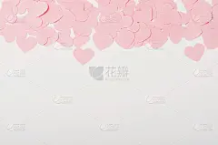 白色背景上的粉色小心形纸。题词的地方，3月8日，情人节。复制空间，俯视图，平铺