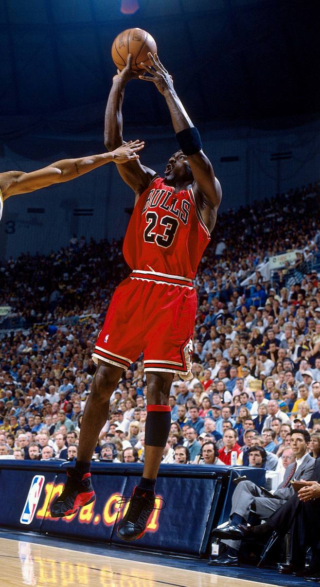 #Michael Jordan# 球场照片（1634 x 2998） 上脚Air Jordan 13 “Bred”