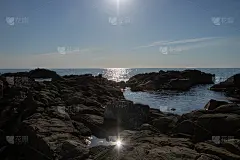 阳光下闪闪发光的大海