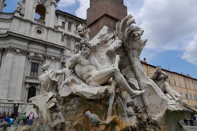 这就是著名的四河喷泉了，由贝尼尼设计，用...