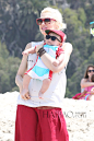 当地时间6月24日，格温·史蒂芬尼 (Gwen Stefani) 与丈夫带着孩子们在圣塔莫尼卡的海滩玩耍，由妈咪抱着看哥哥们嬉戏的的Apollo乖乖惹人爱