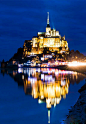 #城市摄影# 湛蓝夜幕下的法国圣米歇尔山……