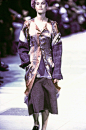 Comme des Garçons Fall 1993 Ready-to-Wear Fashion Show : See the complete Comme des Garçons Fall 1993 Ready-to-Wear collection.