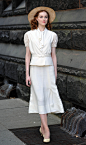 埃文·蕾切尔·伍德 （Evan Rachel Wood）在电影《欲海情魔》中扮演Veda。一身白色套装，搭配宽沿草帽，很有维多利亚风格。