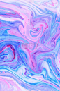 抽象的彩色的背景。流体艺术与粉红色的蓝色。蓝色粉红色的纹理。液体中的彩色油漆污迹