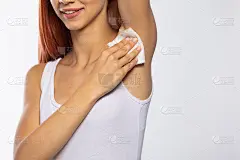小女孩用湿纸巾擦拭腋窝