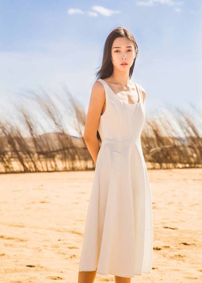 长发清纯白裙美女荒野唯美写真-Y美女图片...