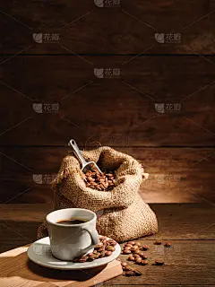 竖着一杯浓缩咖啡和烤咖啡豆