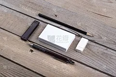 名片孤立在旧木头背景上
