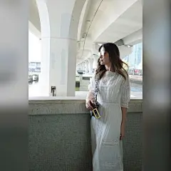 组图：陈慧琳着白色连身裙现身 清新优雅星味十足 : 日前，陈慧琳戴上太阳眼镜，着白色连身裙去搭渡轮，还上传多张美照。