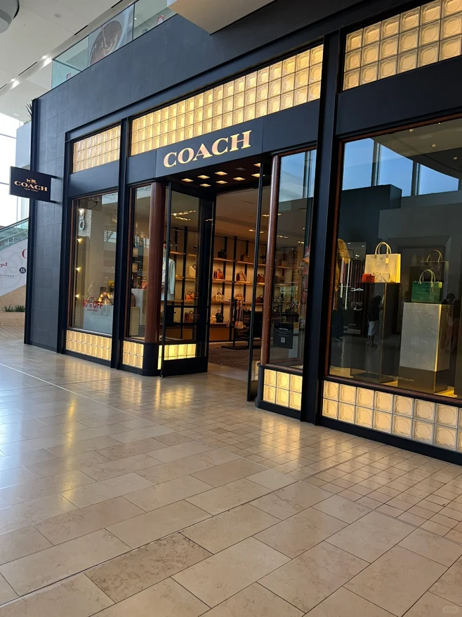 coach专卖店，进去看了一圈