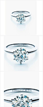 1886年，蒂芙尼公司独创TiffanySetting。这种单颗钻石的六爪镶嵌法，顿时成为订婚钻戒镶嵌的国际标准！@北坤人素材