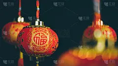 中国小镇黑色背景的中国灯笼。2020鼠年生肖。新年快乐