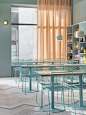 #DINZ色彩# Fine Food餐厅位于瑞典首都斯德哥尔摩，由当地Note Design Studio工作室设计。餐厅最迷人之处在于其配色，山谷和天空间奇妙的光线、色彩落在店铺里，成为特别定制的薄荷绿的餐椅、绿松石色的柜台、珊瑚红的长桌、淡橘色的窗帘等。