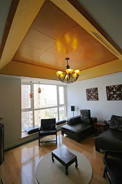 突破风格限制-HDA家居




主要材料：青石、橡木地板、玻璃、定制雕花及隔断、实木线条、天然壁纸等










　　原餐厅边的小阳台被设计成了休闲的榻榻米区域，在这里是小主人玩耍的天地，也是主人亲朋好友聊天品茗的佳所。






























由于是全装修的关系，也为了避免无谓的浪费，原有的中央空调系统等卫浴设备等均被设计师予以保留，而将原有的吊顶进行了重新设计，将被空调机位而压低的头部空间进行视觉拔高。原有的空调并没有做任何......