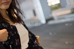 都会を歩くカップル