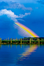 彩虹反映在对特Awanga海岸背后的葡萄园在象山村和酒厂，附近的Napier，霍克湾，北岛，新西兰的无边泳池。
via @暗雪萦风