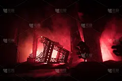 空荡荡的街道，燃烧的城市，地面上的火焰和爆炸的烟在远处。以城市中心区为背景的灾难电影海报概念。夜景。