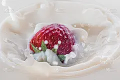 纯草莓掉进牛奶溅