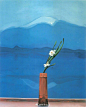 #画语#《富士山和花》霍克尼 英国 1972年。作者大卫·霍克尼，英国画家，是当今国际画坛最有影响力的大师之一。这幅画是霍克尼的代表性作品。画面只有竹筒上的水仙花和蓝色的富士山背景，构图简洁，色彩和谐，平滑温润，波澜不惊的生活在画家笔下散发出淡淡的诗意。 #遇见艺术##书画新浪潮# ​​​​