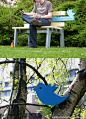 TweetingSeat不是一把普通的公园长凳，而是一个微博互动装置。每当有人坐到这张椅子上，隐藏在对面树丛中的照相机会拍张照片并且自动发一条推。具体会有什么效果目前尚不清楚，也许新浪也可以尝试一些类似的实验。