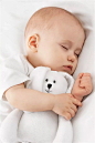 抱着玩具熊睡觉宝宝