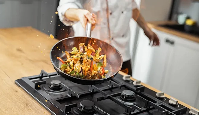 专业厨师翻炒食物图片下载