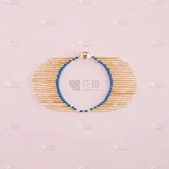 一个由粉红色背景上的火柴形状的圣诞小玩意的创意想法。最小的平面铺设概念。新年的灵感。