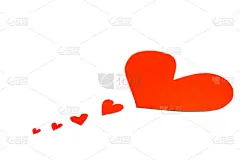 纸红心与白色粉彩塑料纹理背景。情人节的概念。最小的概念