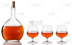 白兰地酒瓶和玻璃杯