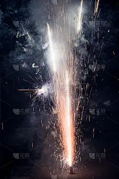 在印度加尔各答的排灯节庆祝活动中，晚上明亮和多彩的烟花表演。