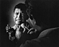 Pedro Luis Raota（1934-1986），阿根廷著名摄影师，被认为是世上最优秀的10位摄影师之一，在他52年的短暂生命中获得超过3000种各类奖项。Pedro的作品常表现生活中戏剧性的一面，擅长处理幽默和讽刺的主题，他的影像有鲜明的个人风格，强烈的高光和近乎黑色的背景已成为他作品的标志。CC@少设计