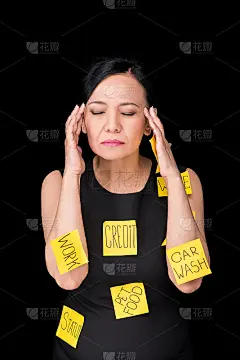 强调成熟的亚洲妇女与贴在衣服和身体上与闭上眼睛孤立的黑色站立