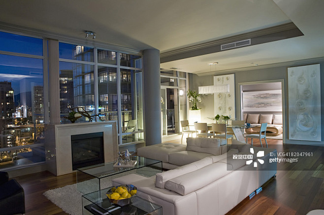 Modern living room w...