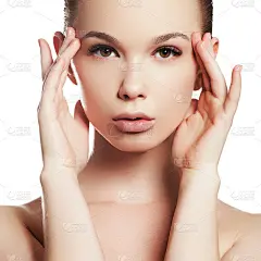 美丽的年轻女人的脸。护肤品、健康水疗中心。洁净柔软的皮肤，健康清爽的外观。每日自然妆容，湿发造型