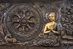 雕刻金属上的佛像生活场景。