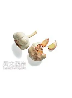 [各种味道的蒜]来自贝太厨房网页版大蒜又称胡蒜、大蒜头等。大蒜是日常烹调中必不可少的一种调味料，南方地区一般剥去外皮后整瓣使用，而北方地区一般去皮后切碎或切片使用。大蒜中的大蒜素具有强烈的刺激性气味，直接生食味道辛辣，可以起到消炎杀菌的作用。但患有消化道疾病、肝病和眼病的人群应尽量少食。适合：腌制成腊八蒜、拌制凉菜、配炒蔬菜或做成烤大蒜食用。独头蒜普通的1头大蒜都是由许多小瓣组成的，但独头蒜1头却是近似球形的一整瓣。独头蒜的味道要比普通的大蒜更加辛辣，所以蒜香味也更加浓郁，外......