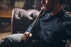 嘴里叼着烟斗的帅哥