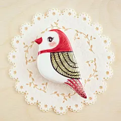 木偶走天涯｜化作动漫版的人物形象，可爱可亲，再转化为生活中的装饰品，这便是生活的艺术，创意是创作的最大特色，生活是创意的源泉。头像陶瓷饰品，别针，装饰相框，项链坠子，勺子等，手巧描画着人物的不同表情，神态，将人物情景化，非常呈现出生活的人物现状，以上是韩国陶瓷设计师MinLee的陶瓷作品《人物》。转自/木偶走天涯http://www.moonou.com/11340.html