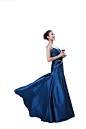 蓝色,裙子,饮料,红色,丝绸_72c5ed8e8_手拿红酒的女人_创意图片_Getty Images China