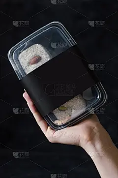 健康饮食理念，餐厅菜品送餐。外卖的健身餐。减肥营养盒。手里拿着甜点打拳击