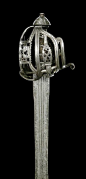 #绘画参考# 笼手剑（Basket-hilted sword）是近代欧洲早期出现的供军队使用的，有着比一般供平民使用的护手刺剑更复杂的护手结构，这种笼手结构是从中世晚期代替十字护手的锷叉发展来。剑身也更阔更适合劈砍的剑，它有时也称为阔剑 (,,Ծ 3 Ծ,,)